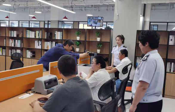 山东新闻联播记者对 RCEP青岛企业服务中心海关、税务窗口进行采访参观