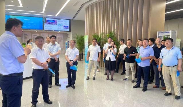 青岛大学校长夏东伟带队实地考察调研RCEP青岛企业服务中心