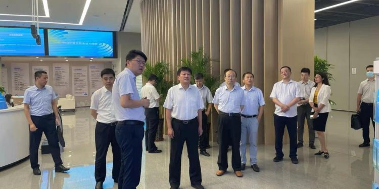 青岛海事法院党组书记、院长吴锦标一行调研RCEP青岛企业服务中心