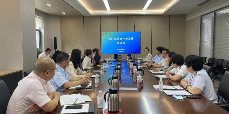 6月30日上午，促进RCEP航贸金产业发展座谈会在RCEP山东企业服务中心举办